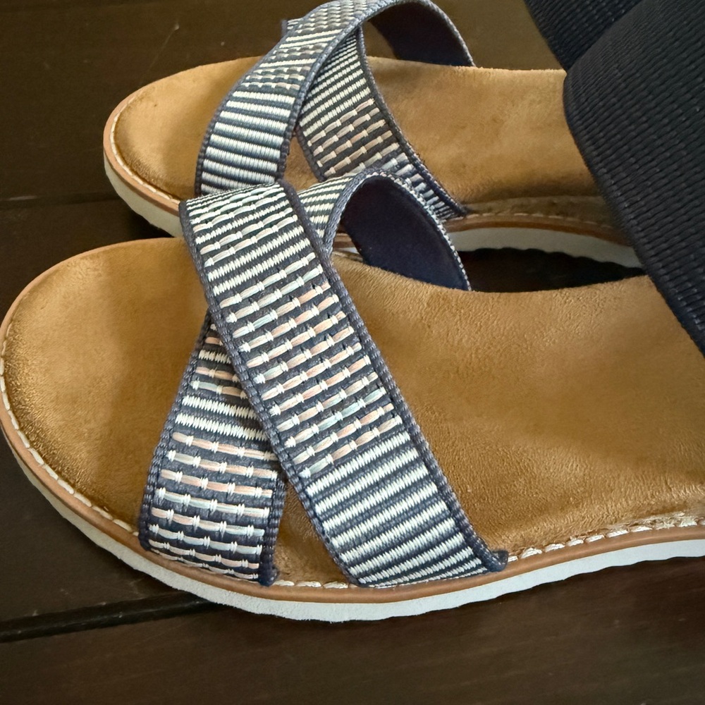 Skechers Navy sz 7 Sandals with memory foam sole and Velcro ankle strap - Picture 4 of 6